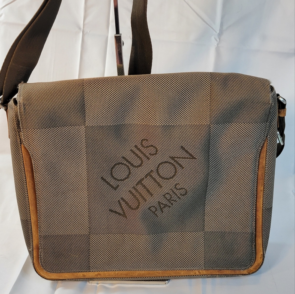 LOUIS VUITTON TERRE DAMIER GEANT MESSENGER CLOTH BAG.
